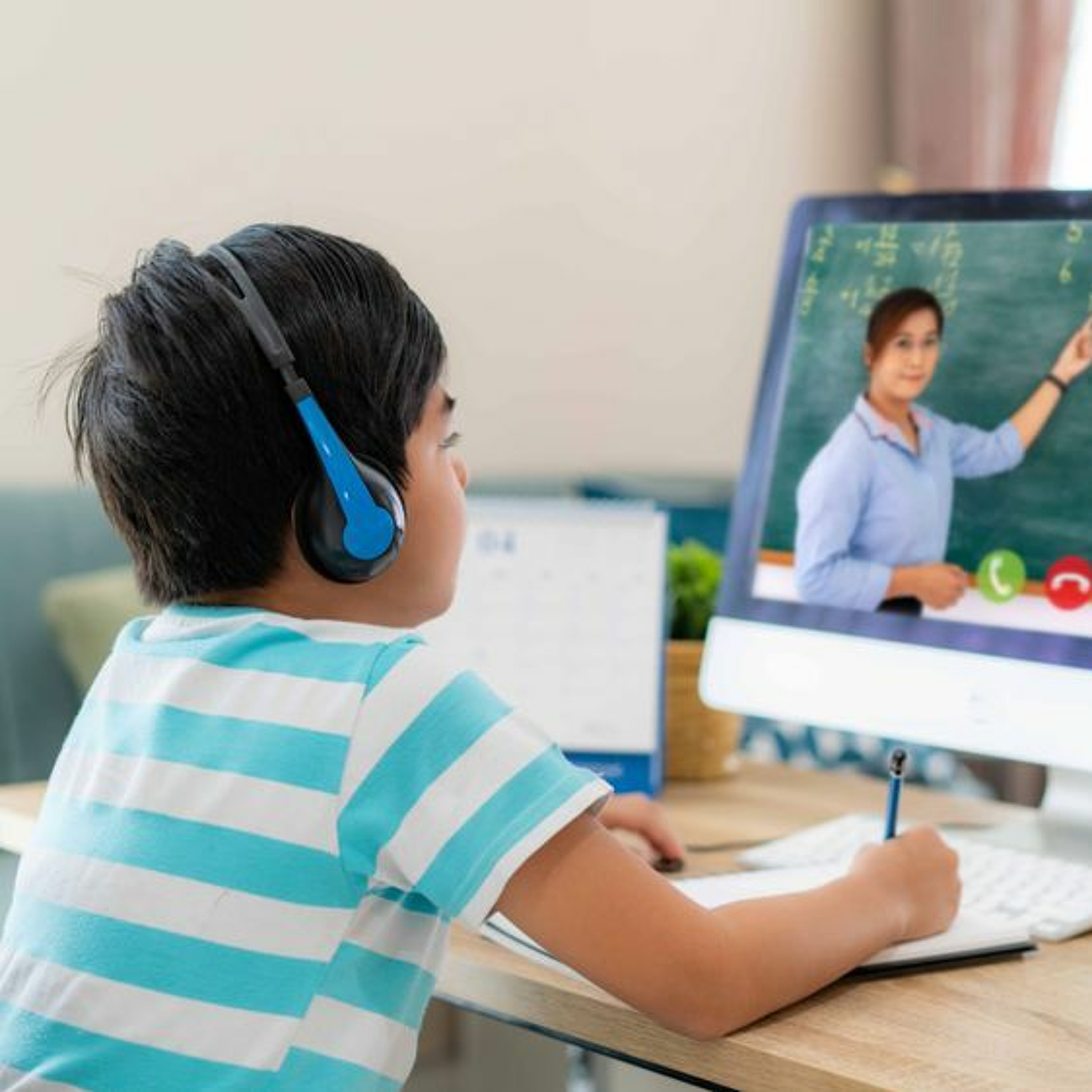 476- The UAE Opens A Free Coding School (03.09.20) episode artwork