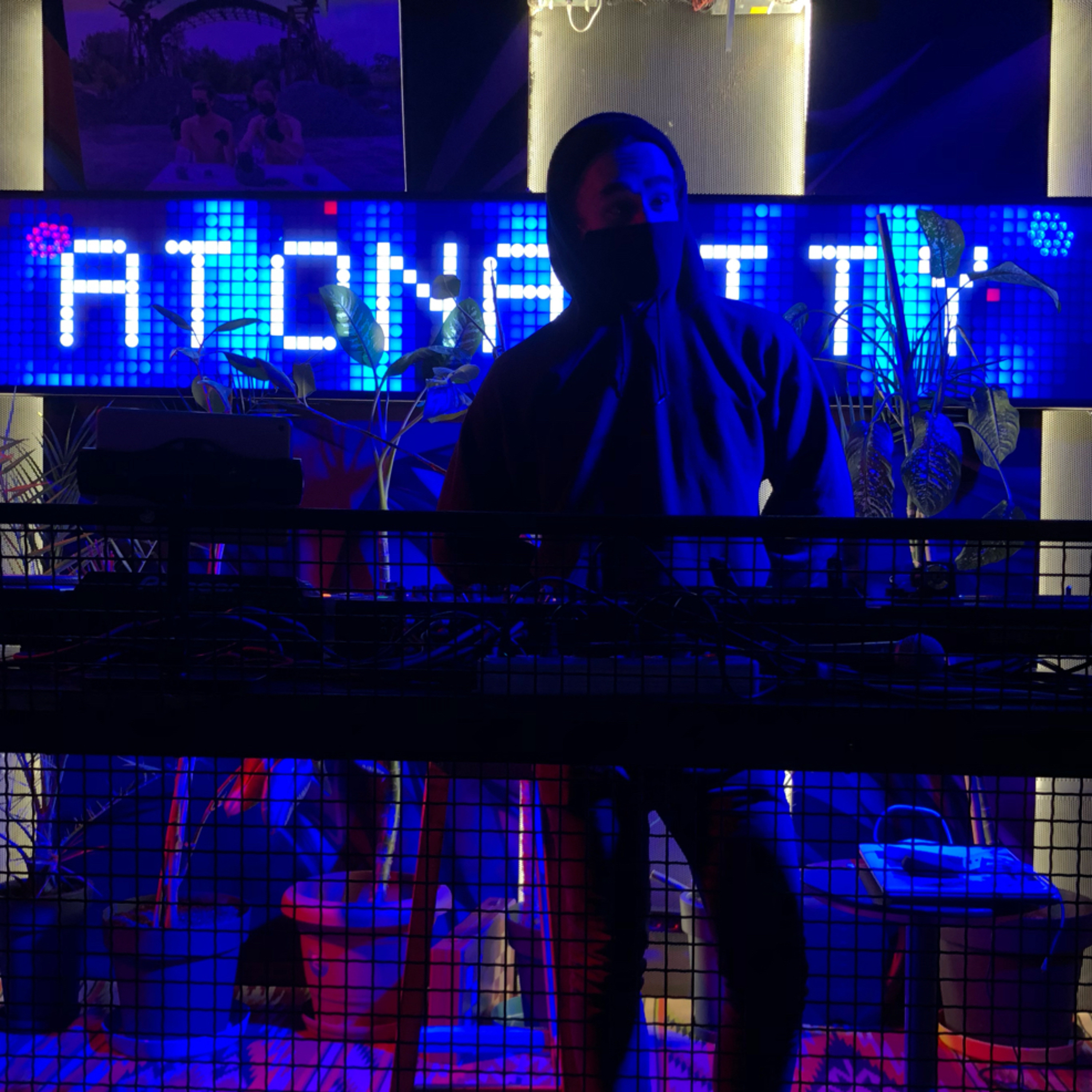 HVLV Bar feat. Hangout