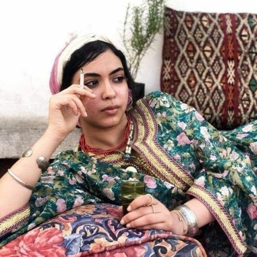 والقلب صابر.. مستني من حبيبه الملاغية