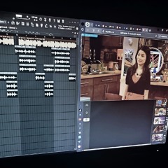 кусает губы