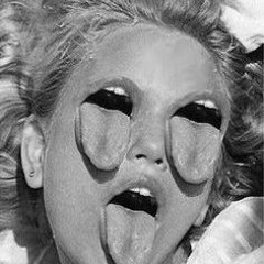 .joaca soarecii pe masa.