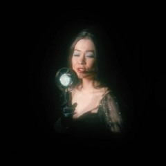 mitski screaming into a guitar