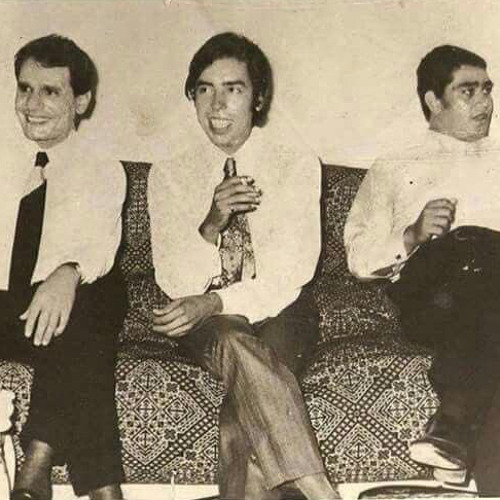 هذي يدي ممدودةٌ .. مُدّي يدك