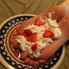 Feet with strawberries and cream(EASY DESSERT!)