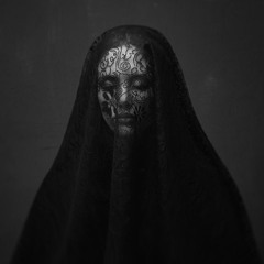رأيتُ مليحةً كالغُصنِ بانت بثوبٍ أسودِ