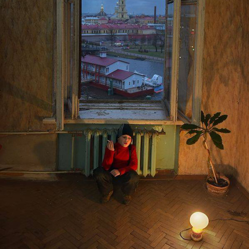 يبكي ويضحك لا حُزنًا ولا فرحا