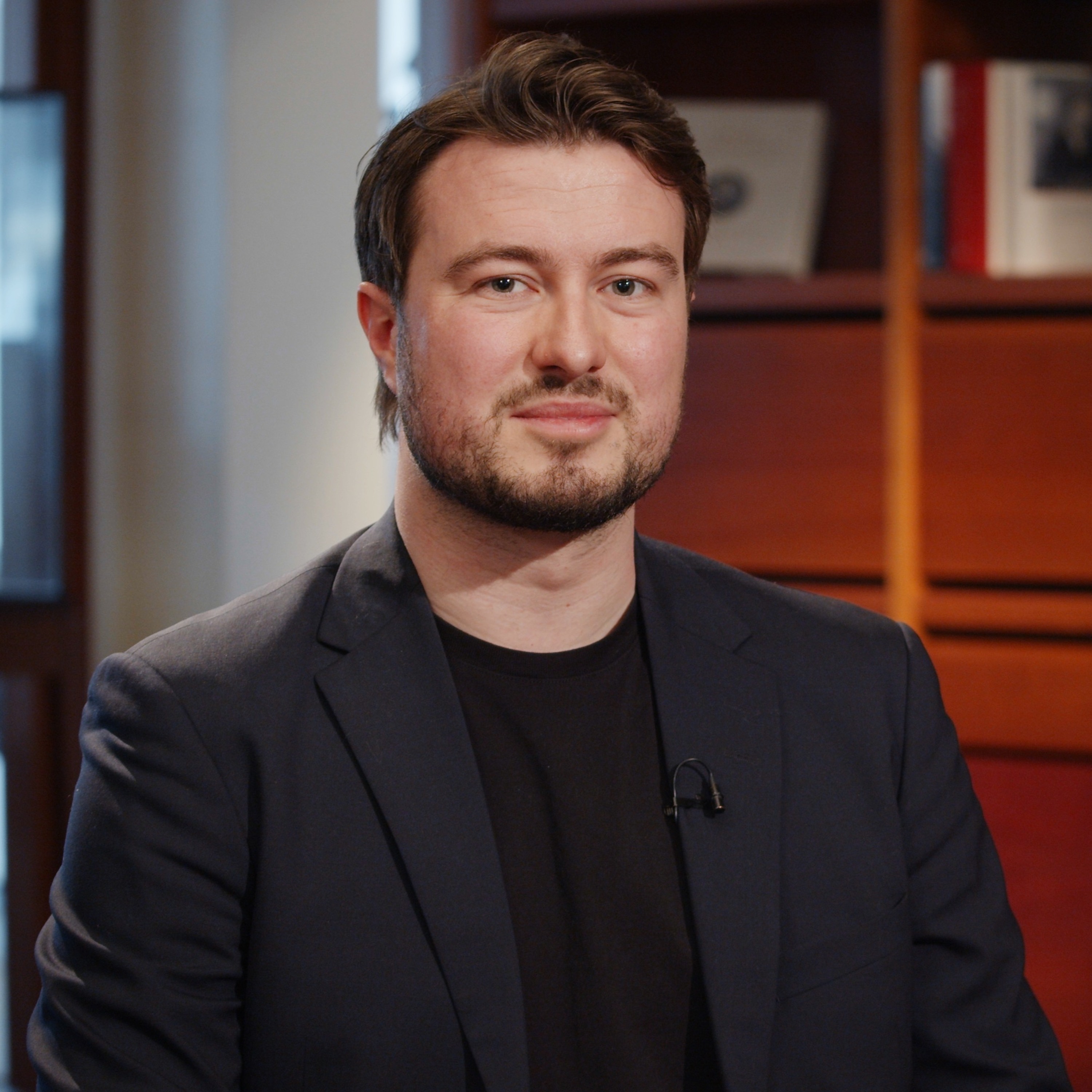 Podcastbild: Förklara din forskning 2021 – Är humaniora folkhemmets styvbarn med Hampus Östh Gustafsson