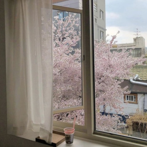 >_< (prod. sparkle + centrlx)