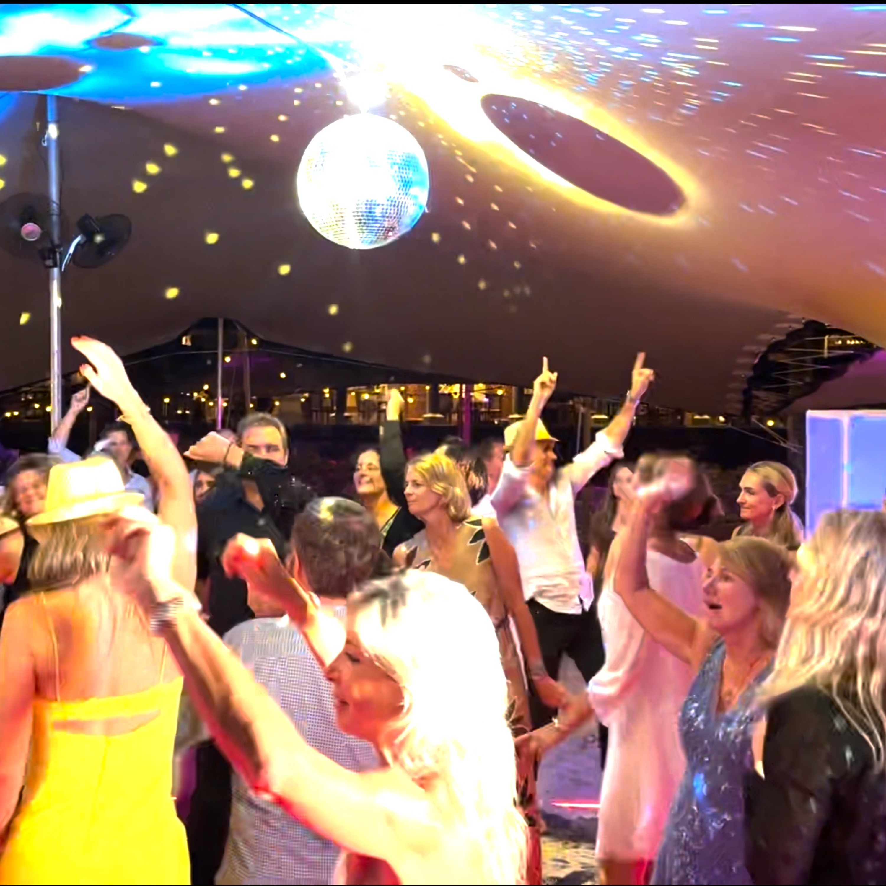 Dancefloor, Warm ups & Cocktails !