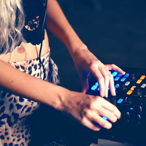 B2B SESSION WITH GUEST DJS