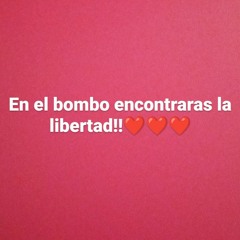 LOS PIES EN EL SUELO Y LA CABEZA EN EL BOMBO