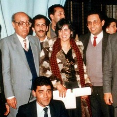 وأنا كالطفلةِ في يدهِ .. كالريشةِ تحمِلُها النسمات !