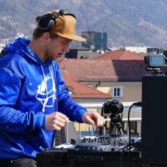 Resonate Displayed 002: On The Roof | Decaz