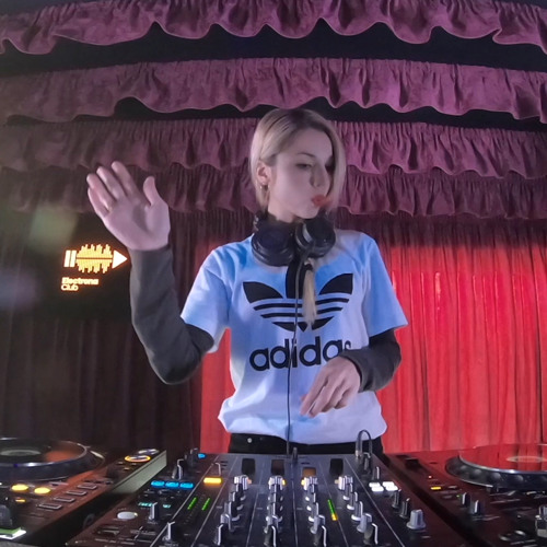 Viviana Casanova Streaming from Isolation part 2 (17.04.20)