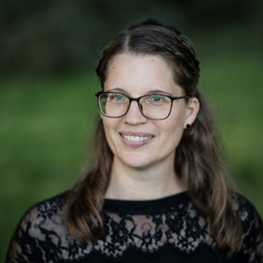 Als ze naar de onderstroom kijkt, ziet transitiepsychologe Angela Stoof de schoonheid van de mens die in deze tijd opnieuw geboren wordt