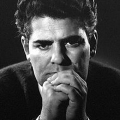 در آستانه. احمد شاملو.mp3