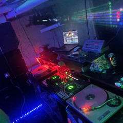 Dj  M.Y.S.T.I.C  Keusch und Angewiedert standt sie vor mir