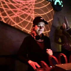 Yola Rennt @Weißer Hase. Down the Rabbit Hole bei FEM-ALL!