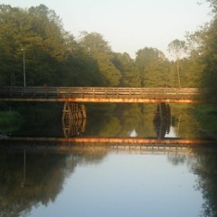 Som En Bro Över Mörka Vatten