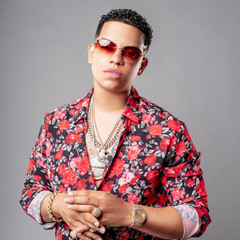 J ALVAREZ LA PREGUNTA, Yo me le acerque y fijo la mire Le ofrecí un trago y al oído le dije que si