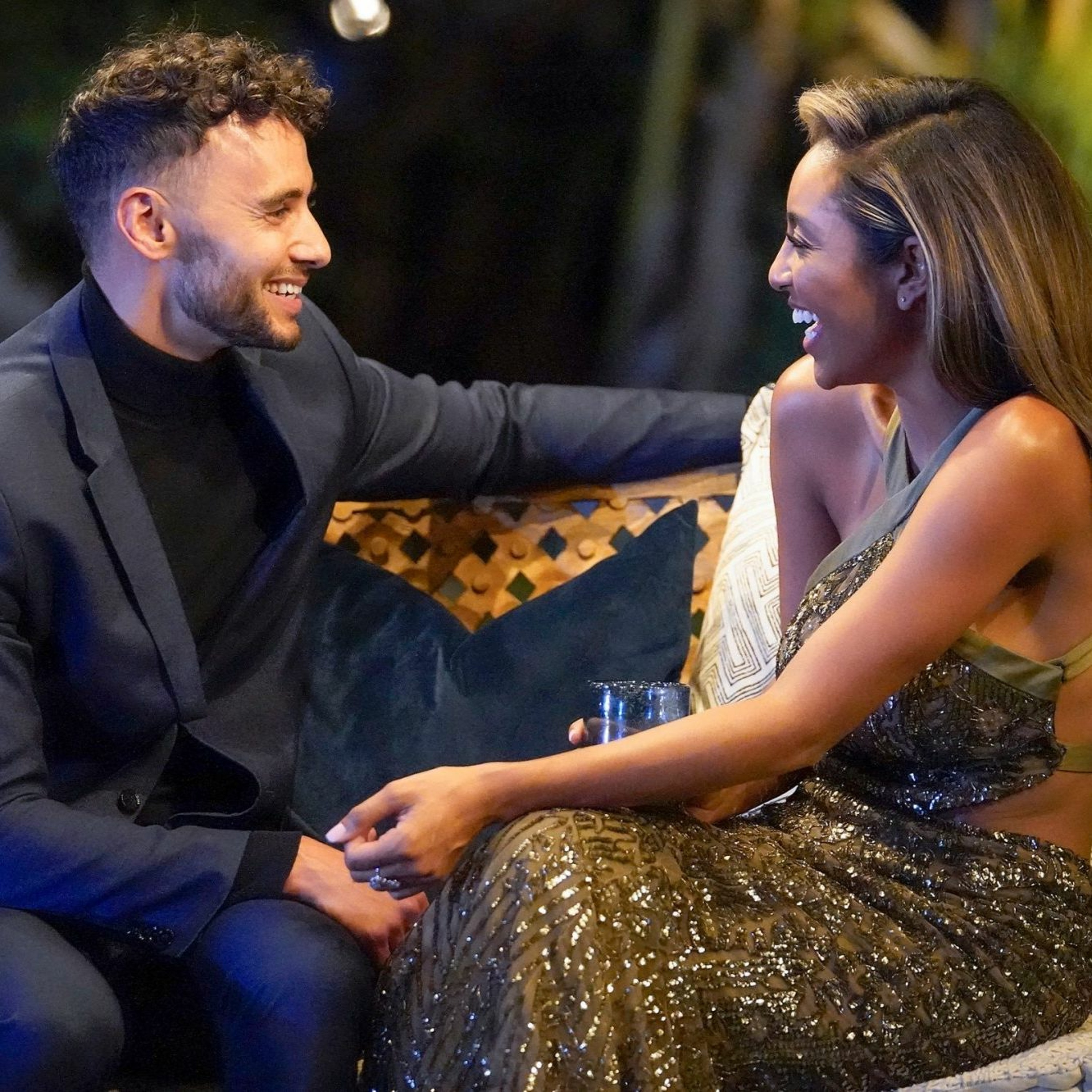 Bachelorette 16 / Episode 5 - Paging Tayshia to the Pool thumbnail