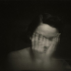 أنا حلمٌ فتح جفنيه ليذوب على شفةِ الصمت