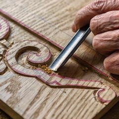 "فن الأويما" قصة حب بين الخشب والنحات