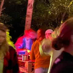 Dreckiges DJ Fliesentisch Set ohne Untersetzer vom Bauwagenfest 10.09.2022