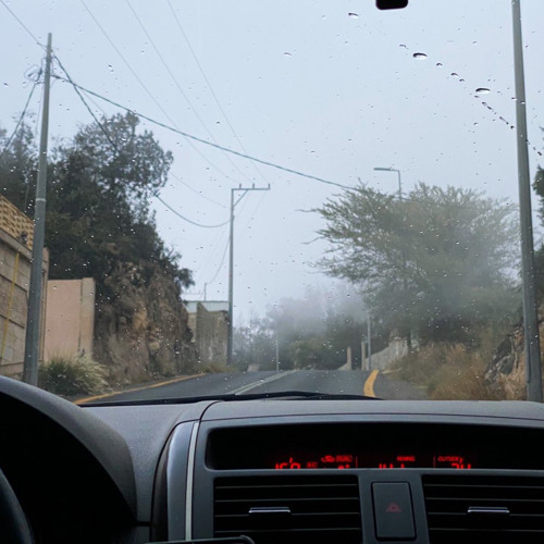 ليه احس انك تحب غيري وهايم؟