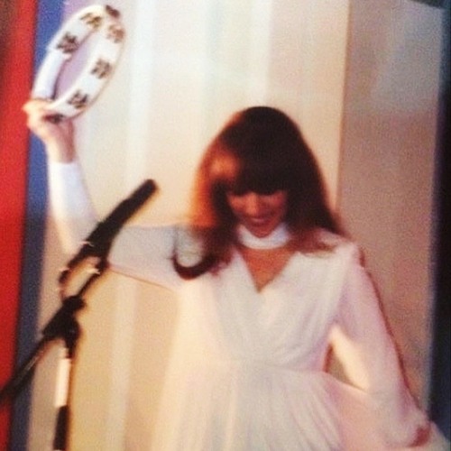 قمر مشغرة إلى جوار تراب عيْنطورة