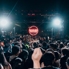 Dancing In The Dark nhưng ở Boiler Room