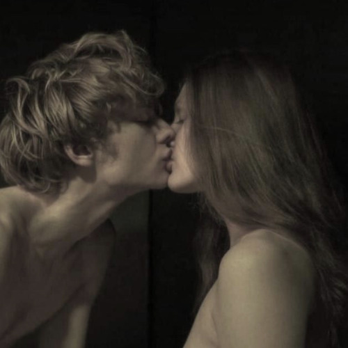 بس بشفتي وشفتك حير حتى البوسه طيبه تصير