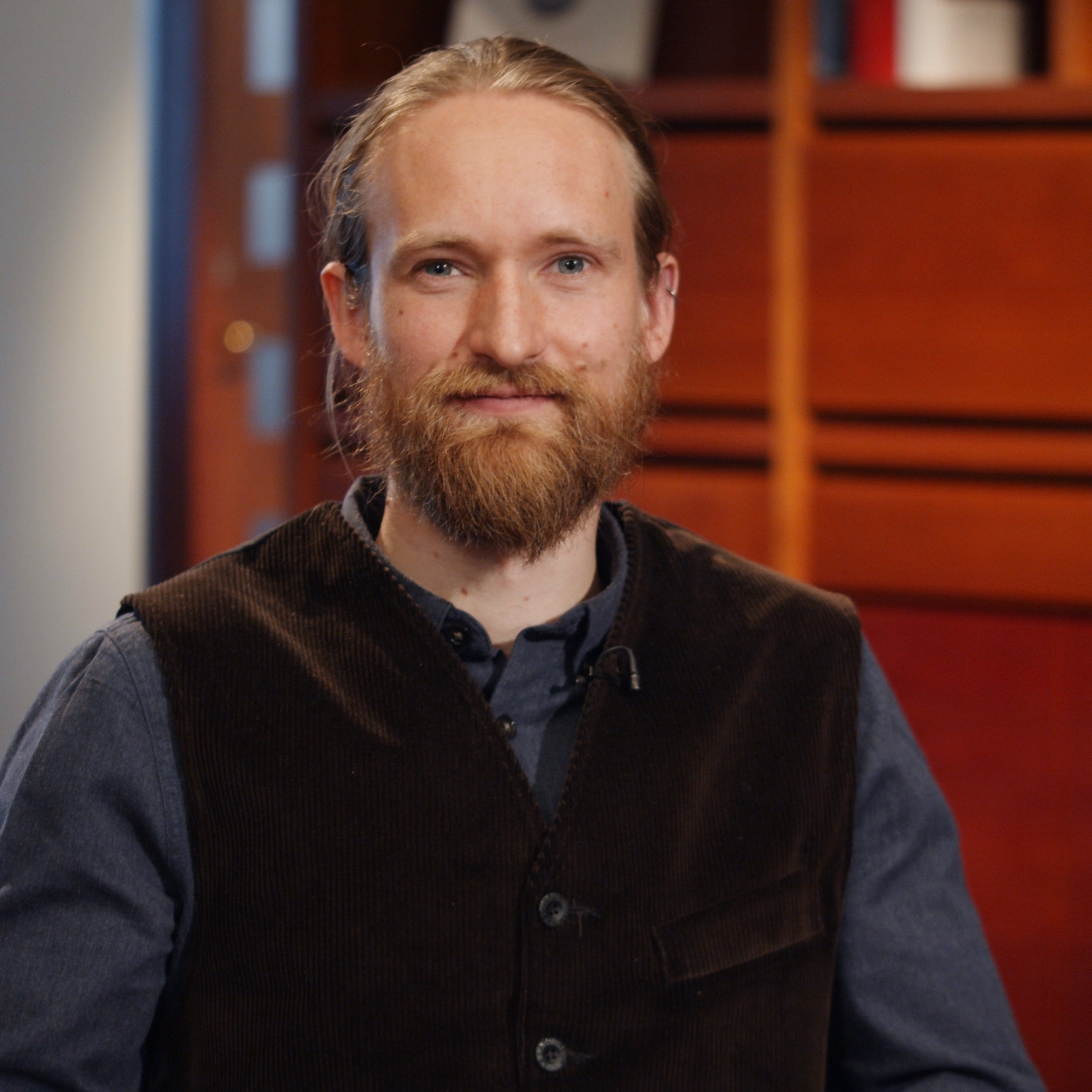 Podcastbild: Förklara din forskning 2021 – Människooffer i myt och minne med Klas Wikström af Edholm