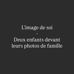 L'image de soi - Deux enfants devant leurs photos de famille