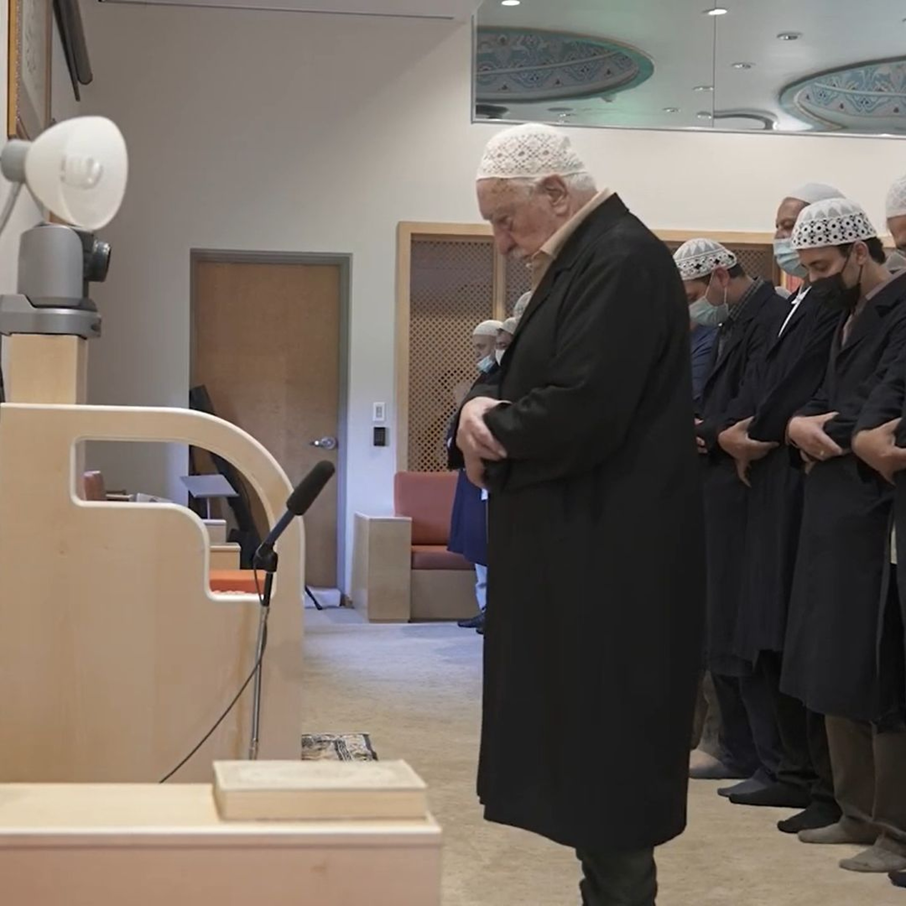 2022-09-16 Hocaefendi NAMAZ Kıldırıyor (Gıyabi Cenaze Namazı-Ali Kervancı abi için) - M. Fethullah Gülen Hocaefendi