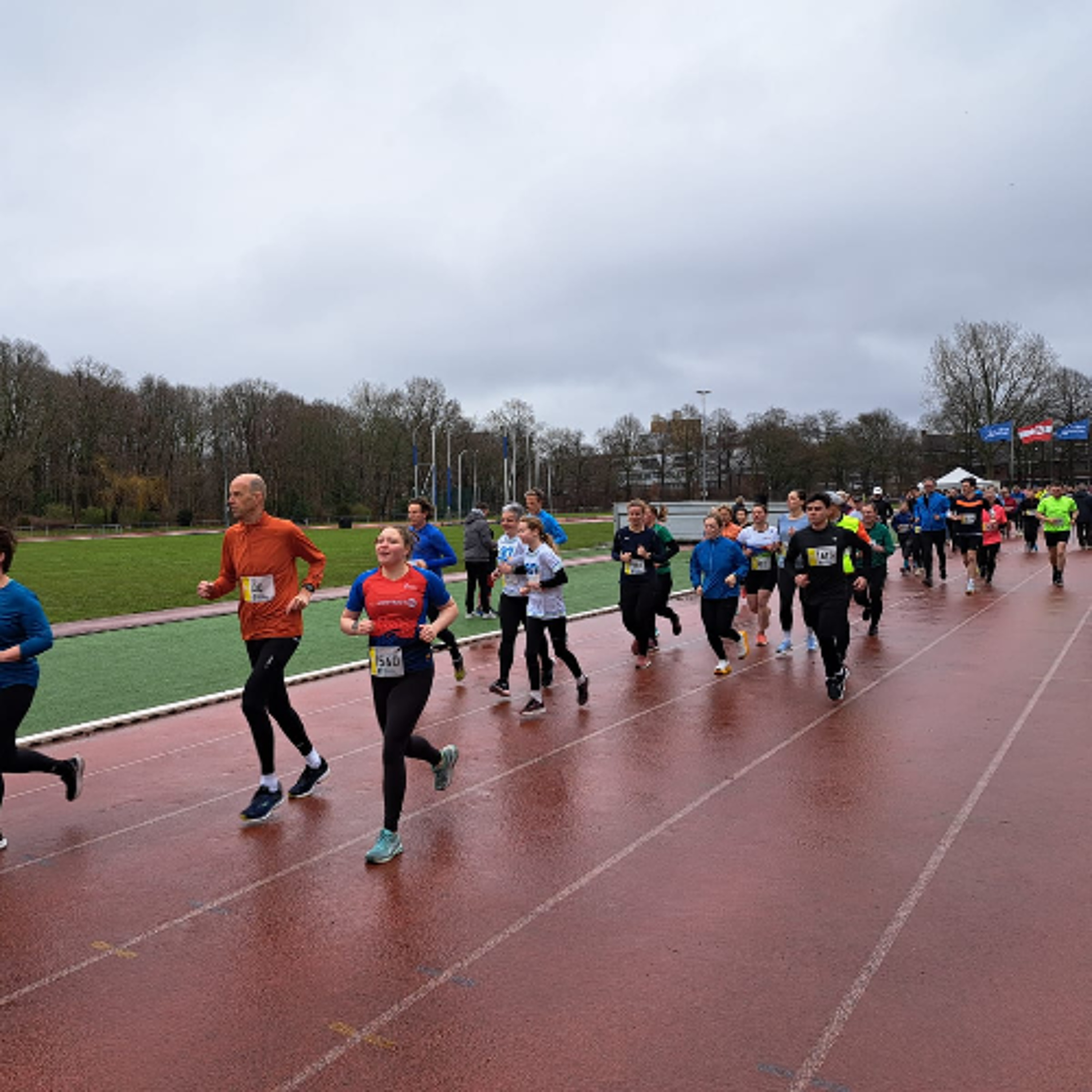 2026-02-22 deelnemers Bernice en Zoey over Nieuwjaarsloop Leiden Atletiek episode artwork