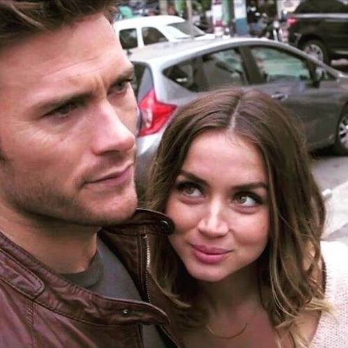 بعد ماكانت غريبه اصبحت مني قريبه ♪⁩