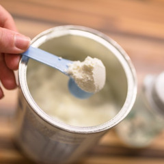 Bé sơ sinh bị táo bón – mẹ ăn gì, cho bé bú thế nào để cải thiện?