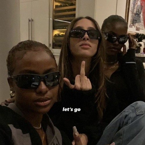 🧍🏾‍♀️ 🦋 🎲