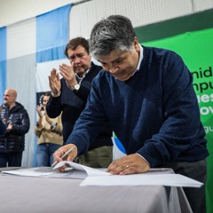 Raul Hermosilla - Weretilneck entregó tarjetas de salud, aportes y firmó obras en Comallo