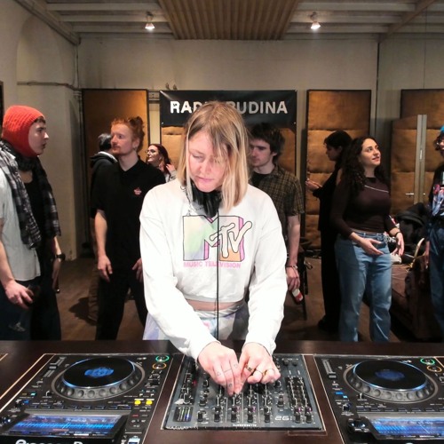 Sia Moan | Radio Rudina