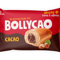 solos de juicy bae con un pedazo de bollycao en la boca
