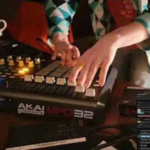 Unusual Happy Hardcore Mix on Akai MPD 32