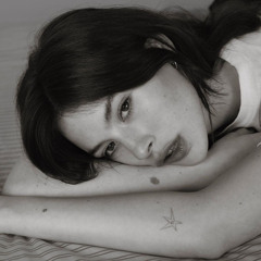 Gracie Abrams - Deep Red