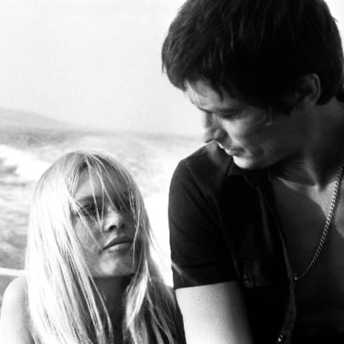 ضلك هون نسّيني كل جروح الكون