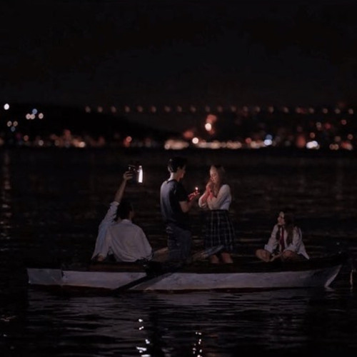 تحت القمر غنينا ..