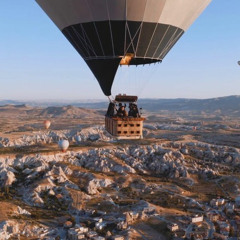 Ben Böhmer live above Cappadocia in Turkey for Cercle