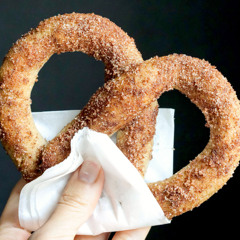 Easter-Themed Cinnamon Sugar Pretzel Bites with Pastel Icing