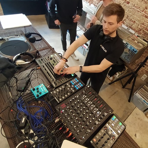 4Y Warrecords - Hybrid techno set PLAYdifferently