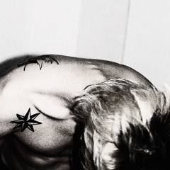 اخ ياحظي اللي في حضنك رماني